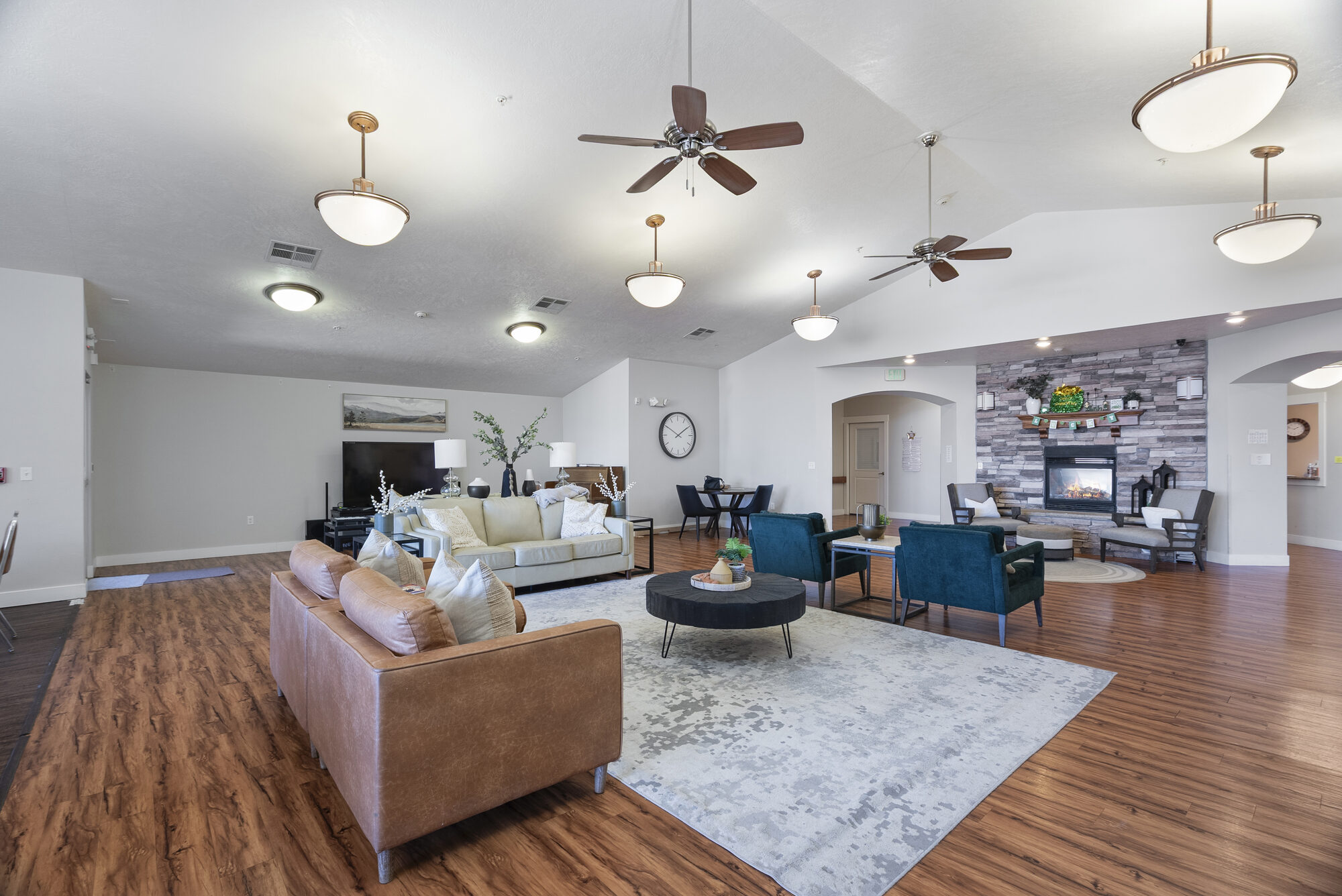 Open great room with leather sofa and vaulted ceilings